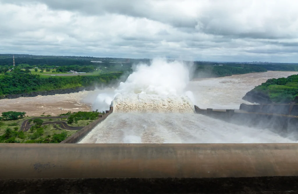 Foto de uma das barragens da Itaipu Binacional, uma das maiores hidrelétricas da América Latina.