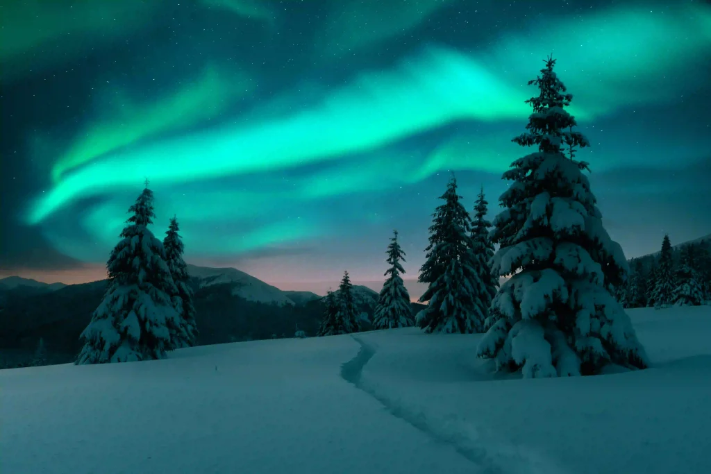 Fenomeno de la aurora boreal en Finlandia durante el mes de diciembre