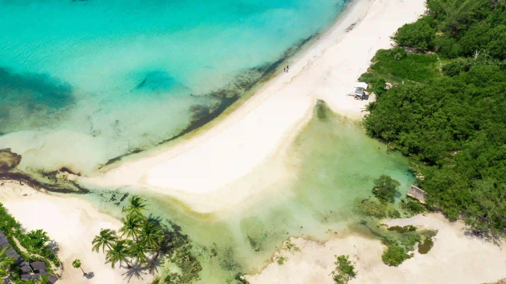 Vista aerea de playa del carmen con sus aguas azul turquesa