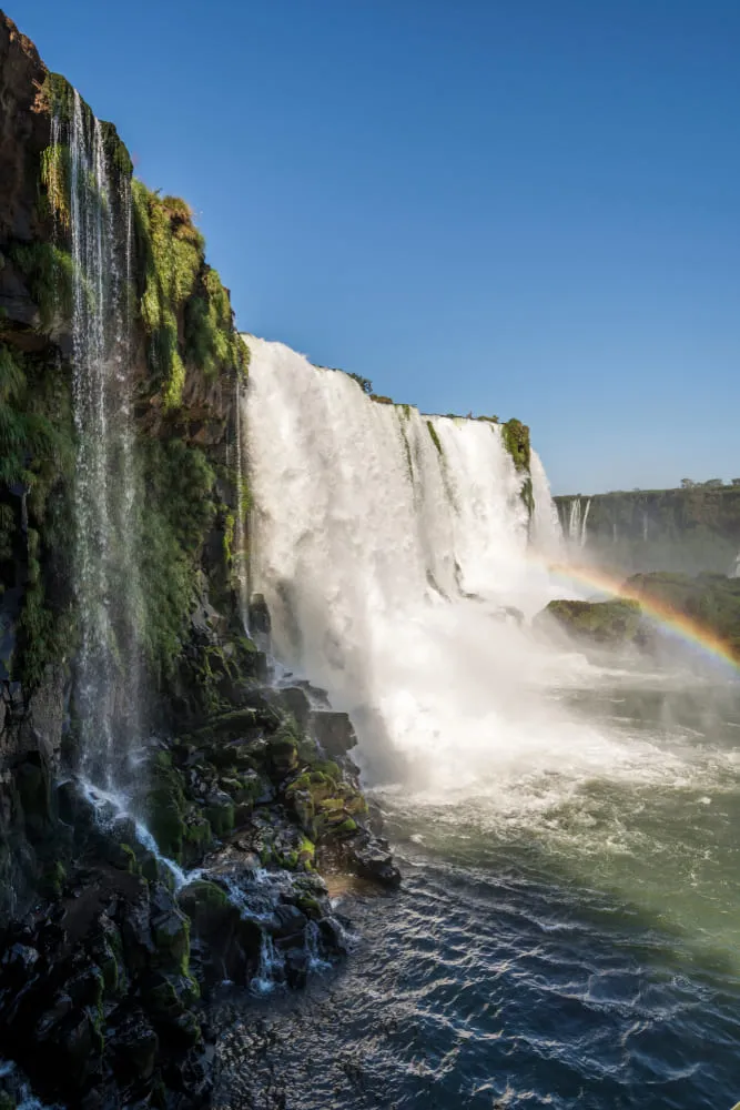 Foto de uma das quedas de água mais altas das Cataratas do Iguaçu no Parque Nacional do Iguaçu, em Foz do Iguaçu.
