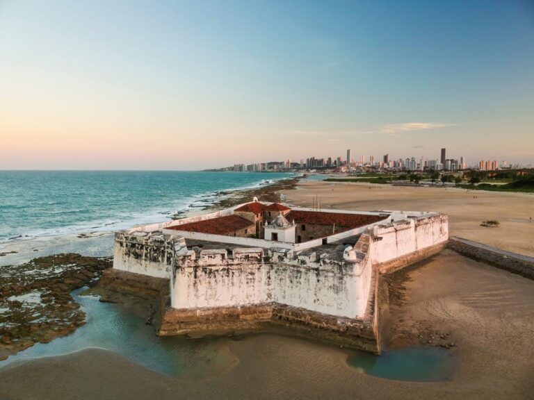 vista de um forte a beira mar com formato de estrela