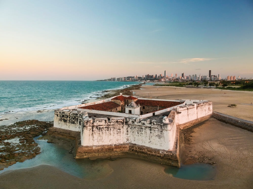 vista de um forte a beira mar com formato de estrela