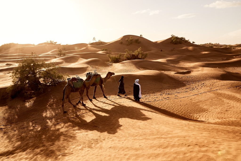 Foto de un desierto en Marruecos con un sol de justicia