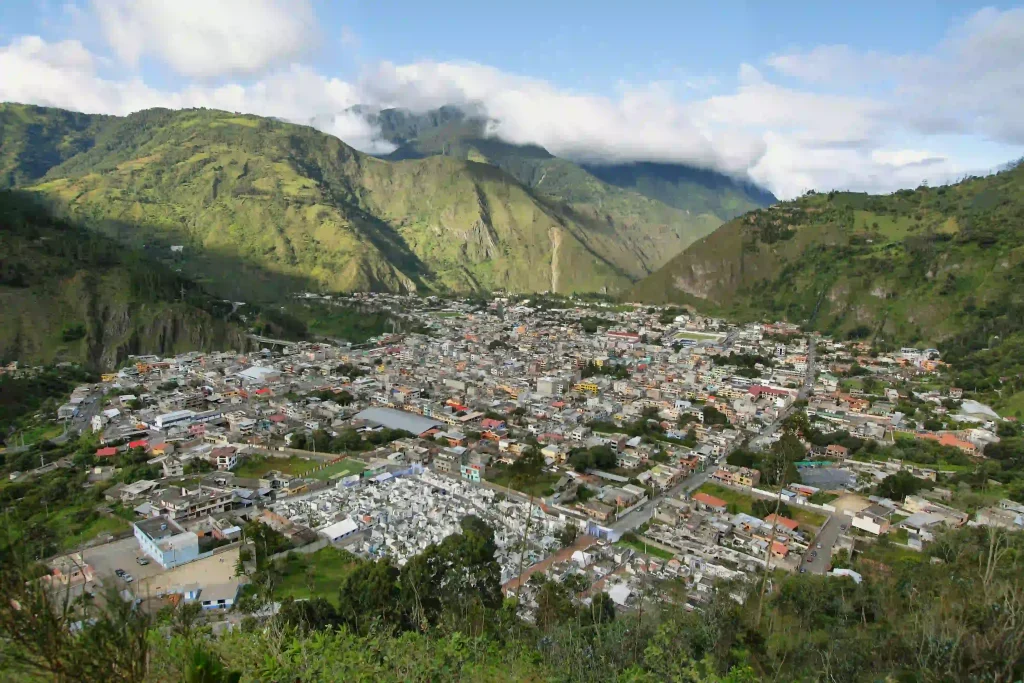 Ciudad de Banos en Ecuador vista desde lo alto