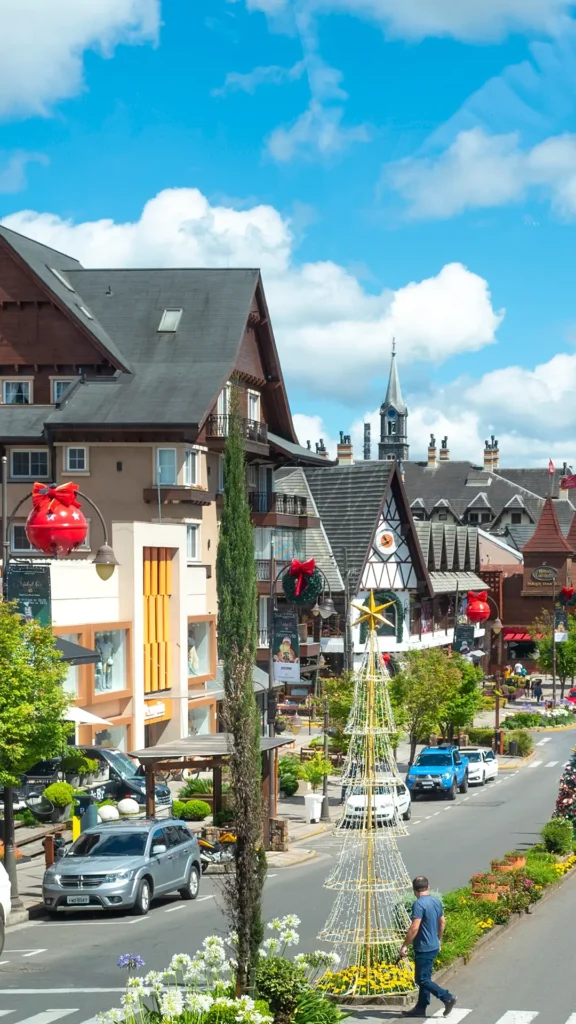 Imagem diurna da rua principal de Gramado com suas casas típicas