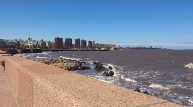 Vista de la rambla en Montevideo en un dia soleado