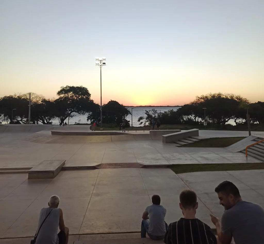Vista del atardecer desde la pista de skate en la Orla do Guaíba, una de las mejores cosas que hacer en Porto Alegre.