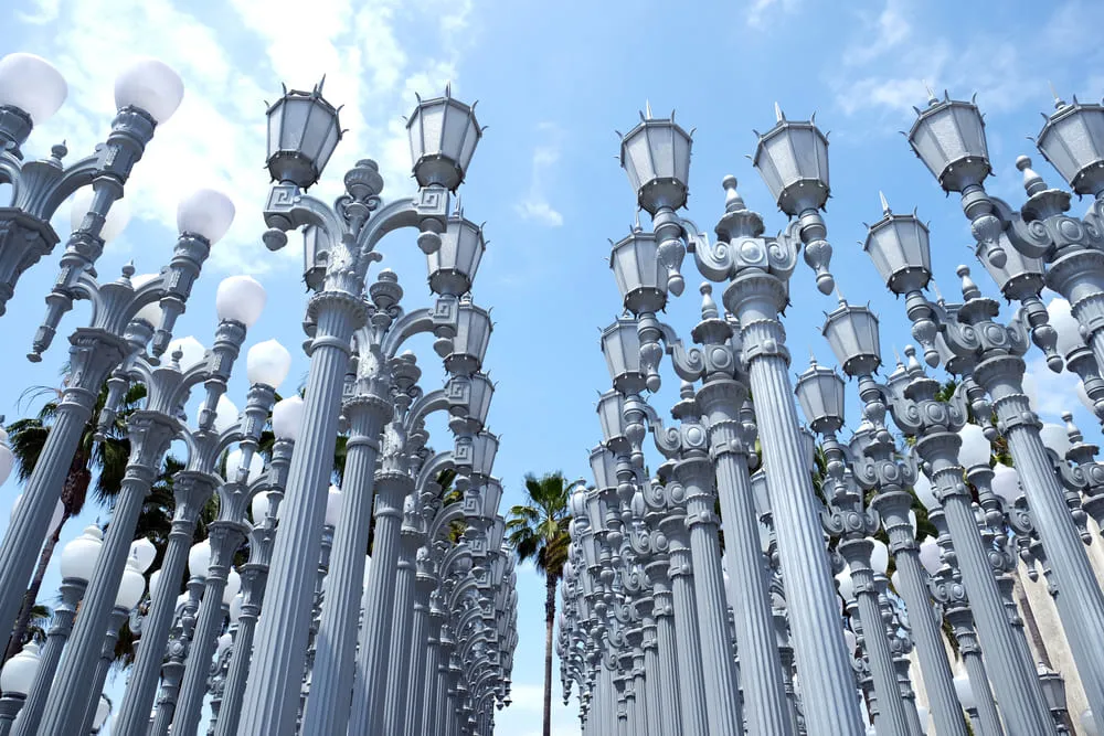 Foto de postes de luz en el Los Angeles County Museum of Art.