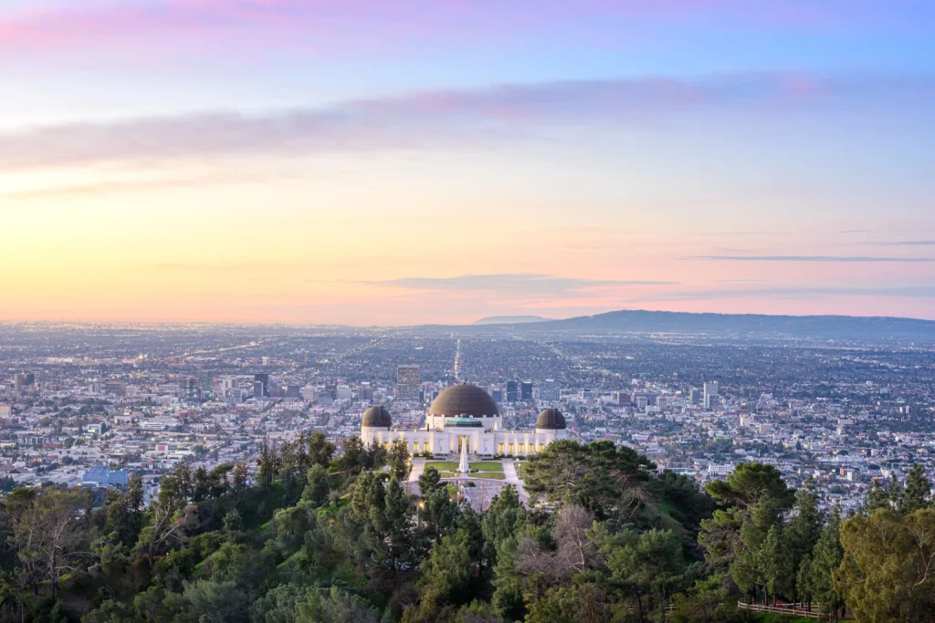 Foto desde arriba del Observatorio Griffith, uno de los lugares más altos de Los Ángeles que ofrece una vista espectacular de la ciudad, las colinas y la naturaleza.
