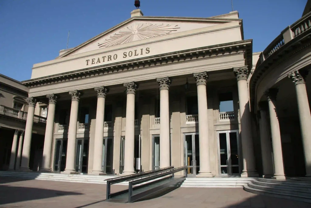Imagen del imponente teatro solis en Montevideo