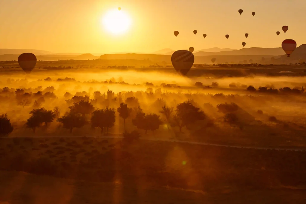 Foto de la capadocia y los globos volando un un dia soleado