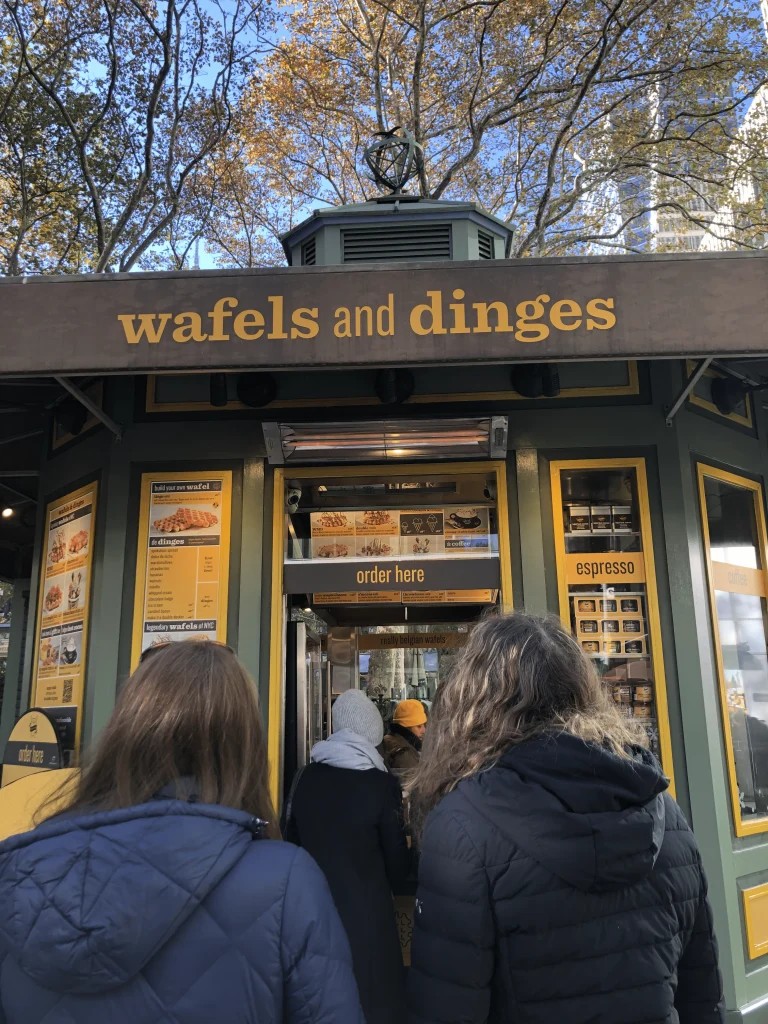 Foto de um quiosque de wafels que fica no Bryant Park, em New York city.