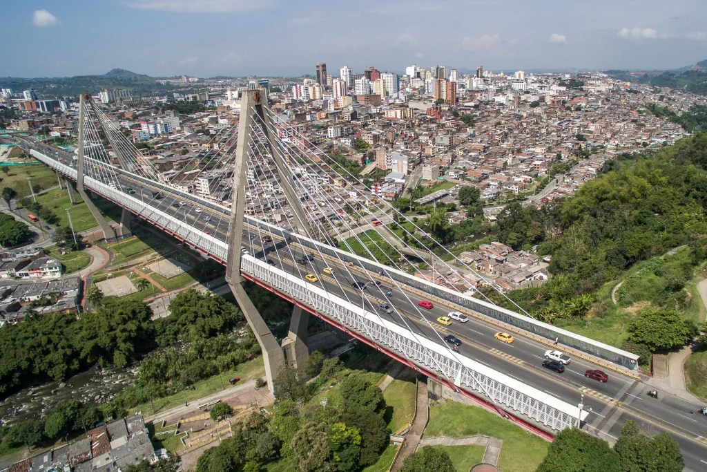 Vista desde arriba del viaducto de Pereira, una de las ciudades de la lista de cosas que hacer en el Eje Cafetero.