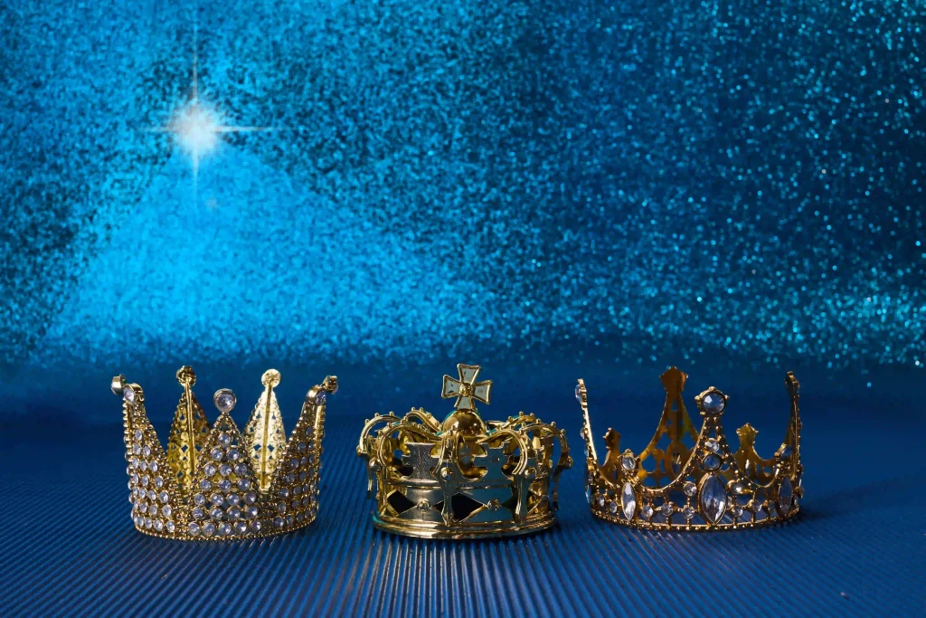 Las tres coronas de los tres reyes magos sobre un fodo azul brillante