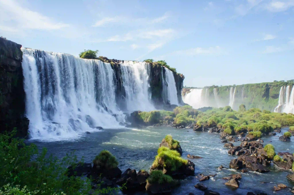 Las hermosas cataratas de Iguazú representando Paraguay de la mejor manera