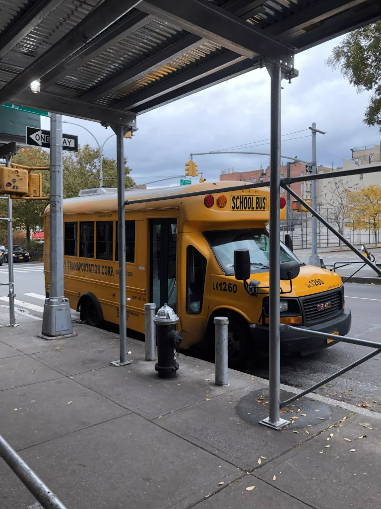 Foto de um dos carros mais característicos dos filmes americanos: aquelas conduções estudantis de Nova York, sendo um veículo todo amarelo e espaçoso para levar todas as crianças para escola e passeios da escola.