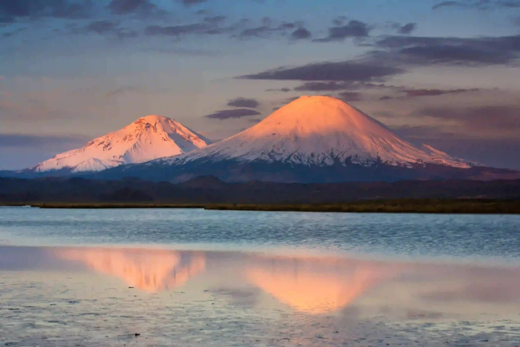 Hermosa foto de un volcán chileno y un lago en frente