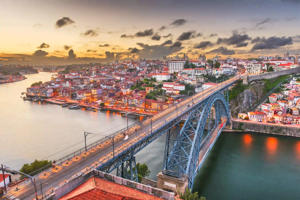 Vista de un puente en Portugal y la ciudad de fond