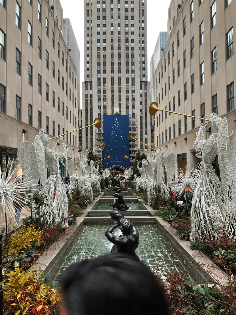 Foto do prédio Rockefeller no centro de New York, com decoração de natal.