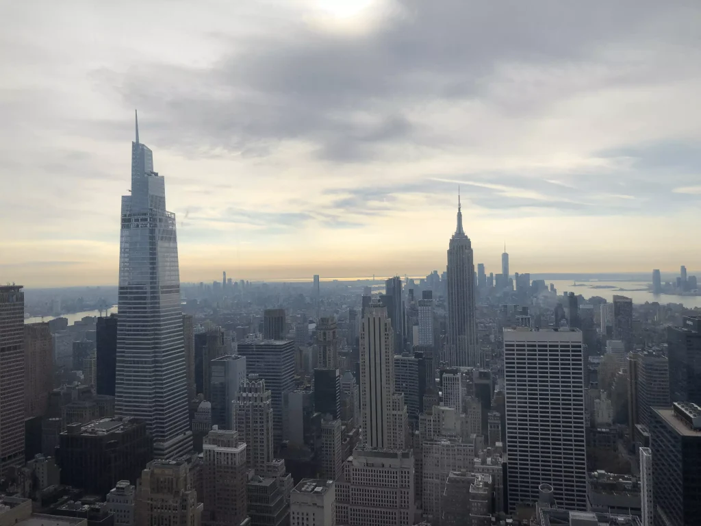 Foto do alto do prédio Top Of The Rock onde é possível ver a ilha de Manhattan do alto.