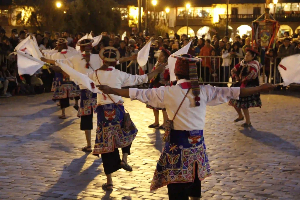 Típico carnaval peruano celebrado en una calida noche