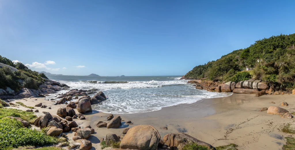 Imagem duma praia bem íntima em Florianópolis 
