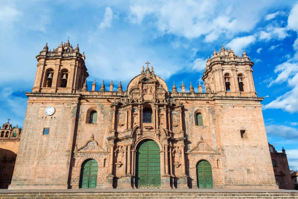 Vista frontal de la catedral de Cusco, Perú
