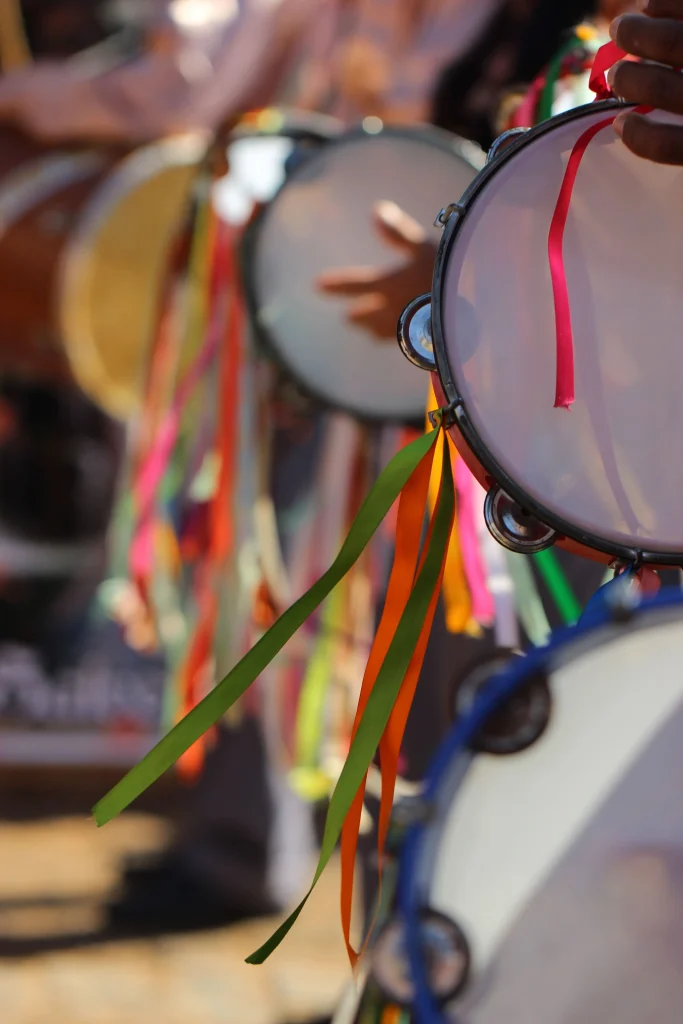 Instrumentos sendo tocados durante um carnaval em Brasil