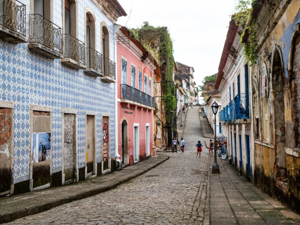 Imagem duma rua empedrada de São Luiz de Maranhão 