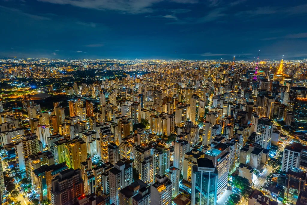 Vista aérea da cidade de São Paulo pela noite