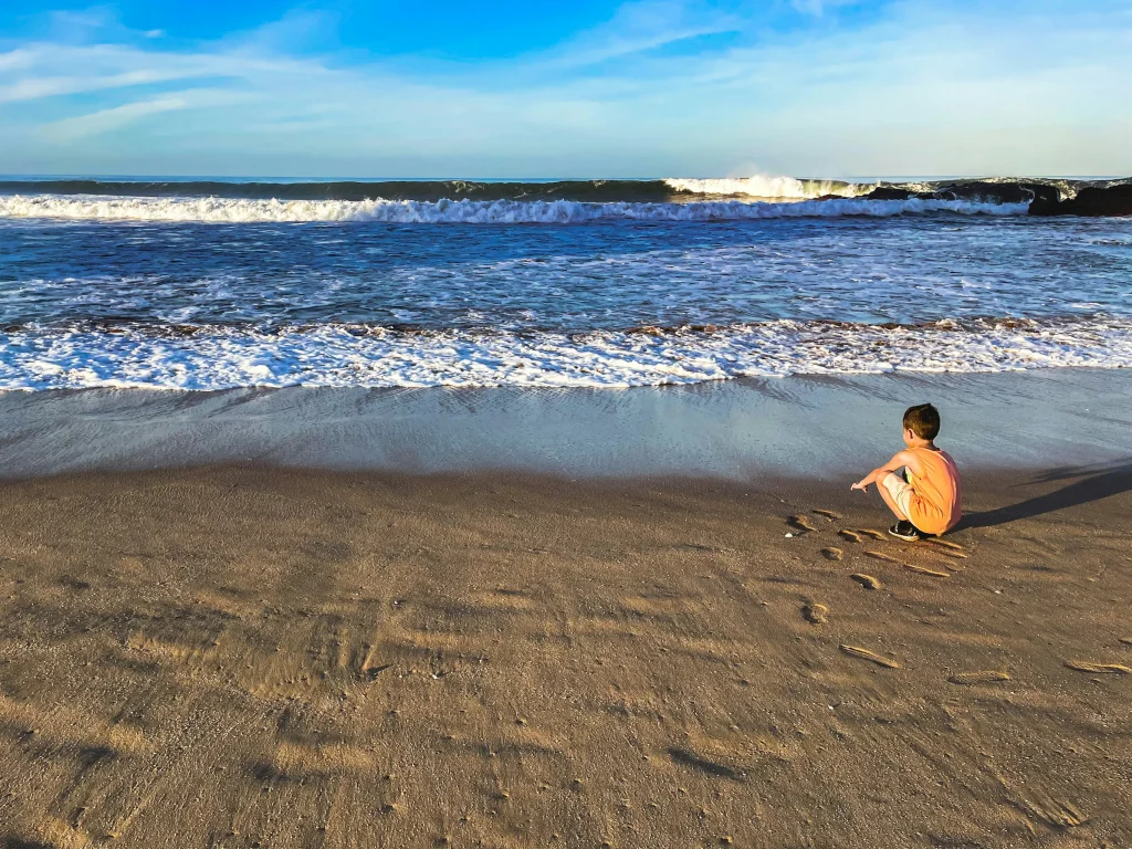 Foto de niño brincando en una de las playas de Mazatlán.