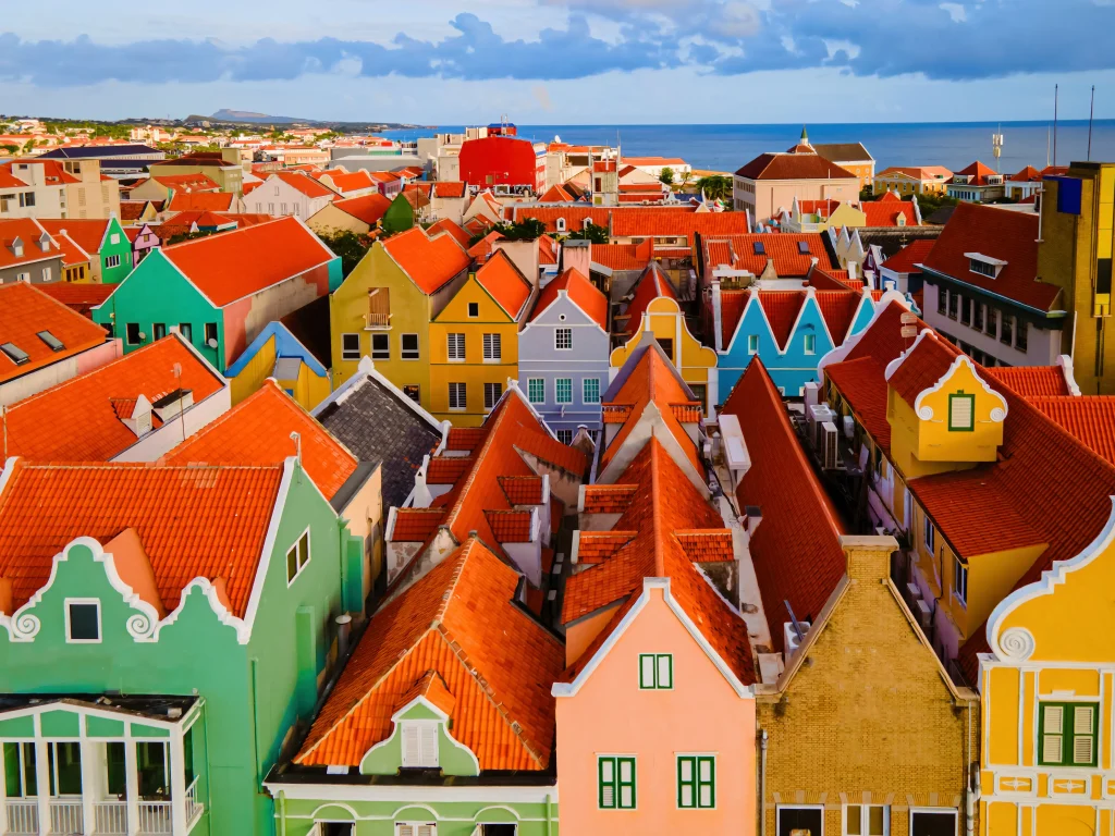Foto de casas coloridas en el casco de Willemstad, una de las mejores cosas que hacer en Curazao.