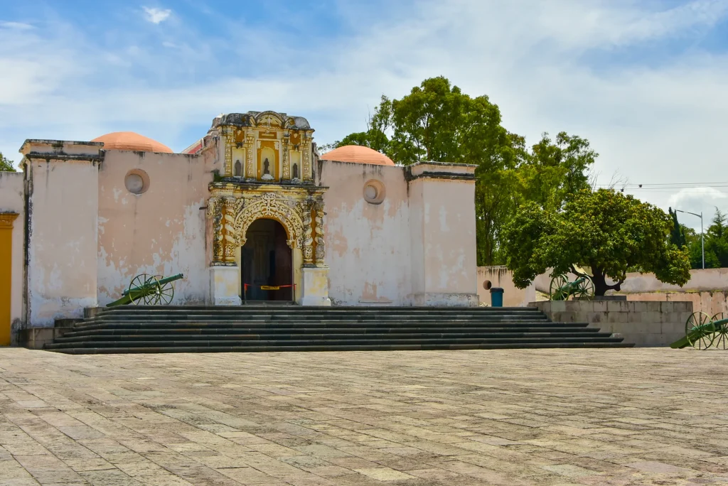 Foto de la fachada de monumento en Los Fuertes, Puebla.
