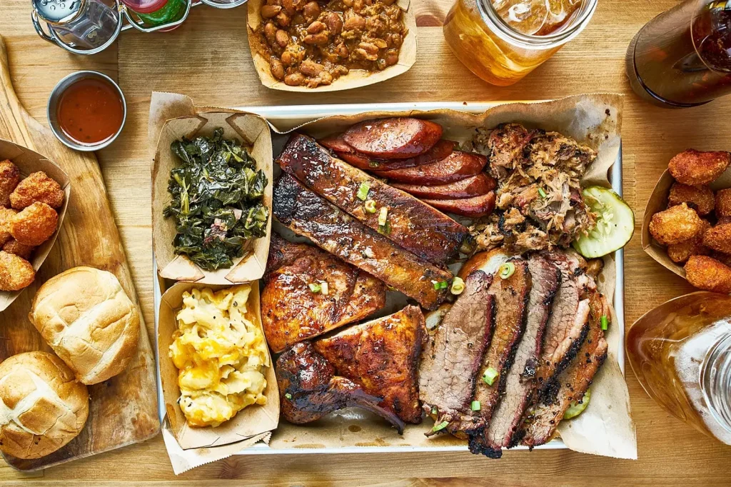 Foto desde arriba de diferentes platos de la gastronomía texana, una de las mejores cosas que probar en Dallas.