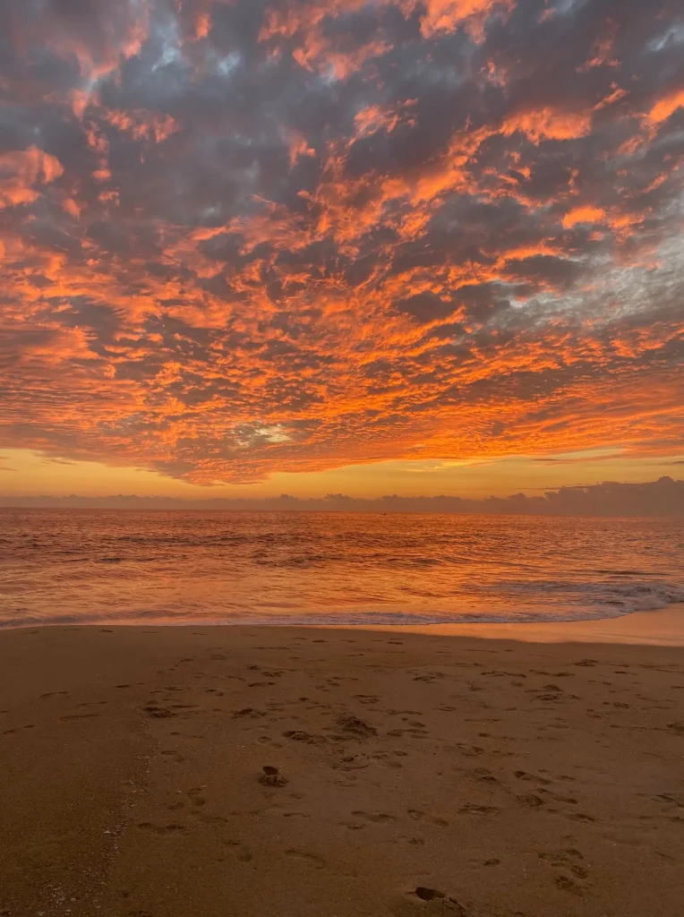 Foto do pôr do sol em Bacocho, uma praia onde as tartarugas são soltas, uma das melhores coisas para se fazer em Puerto Escondido.