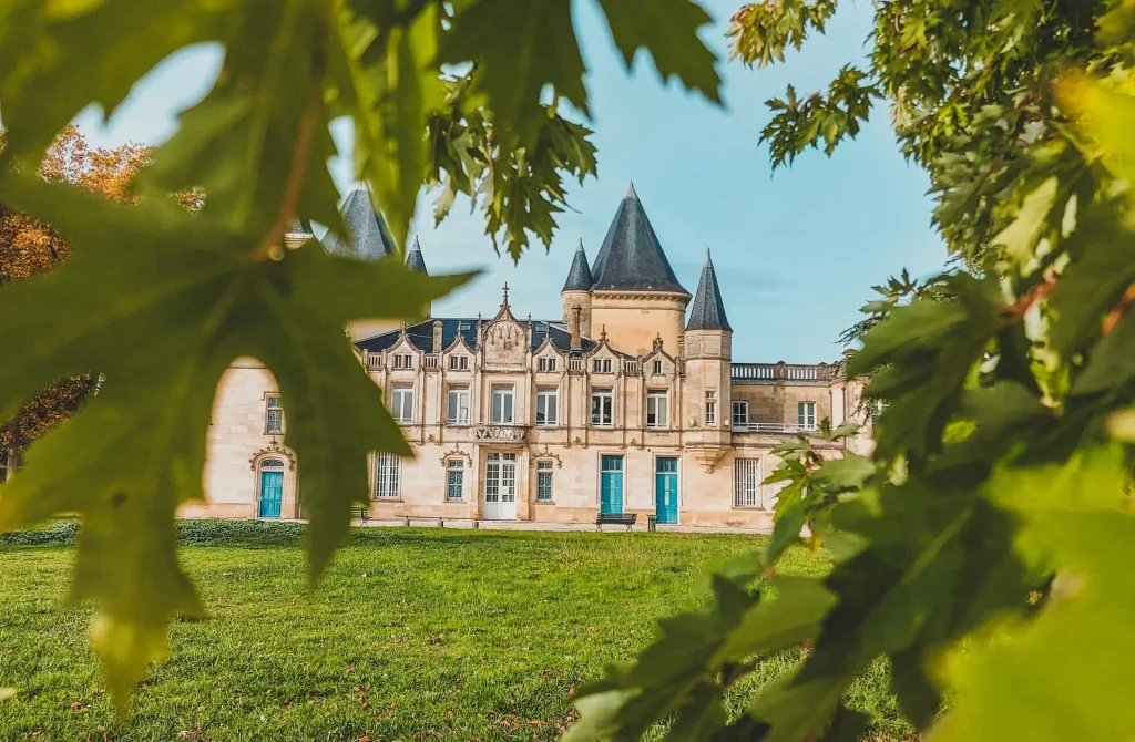 Foto de castillo en Burdeos, Francia, donde hay enoturismo.