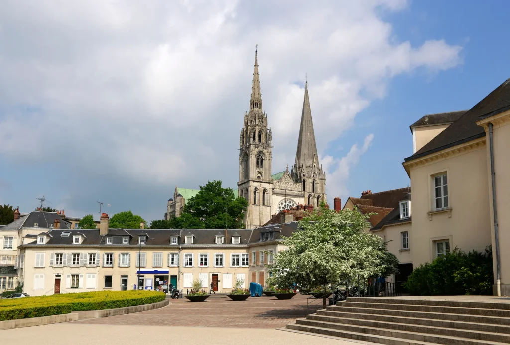 Foto de la Catedral de Chartres, una de las ciudades cerca de París que se puede conocer en auto.