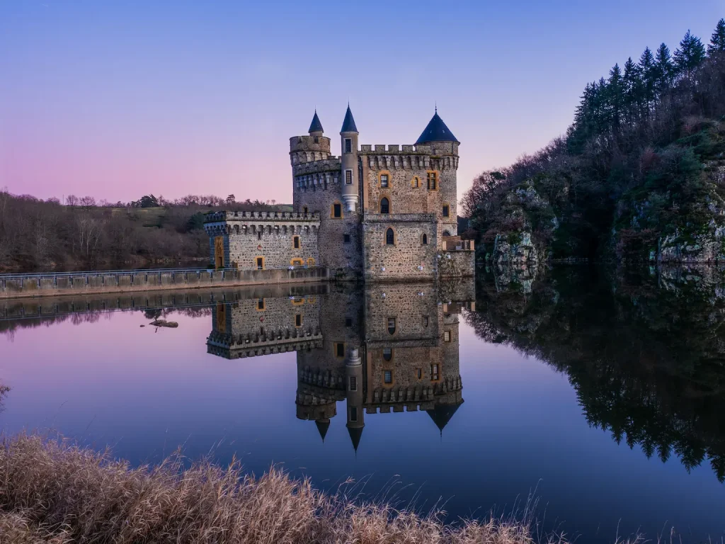 Foto del castillo que hay en La Roche-Guyon, una de las ciudades cerca de París más encantadoras.