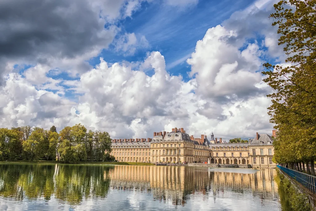 Foto del Palacio de Fontainebleau, una de las ciudades cerca de París más bonitas.