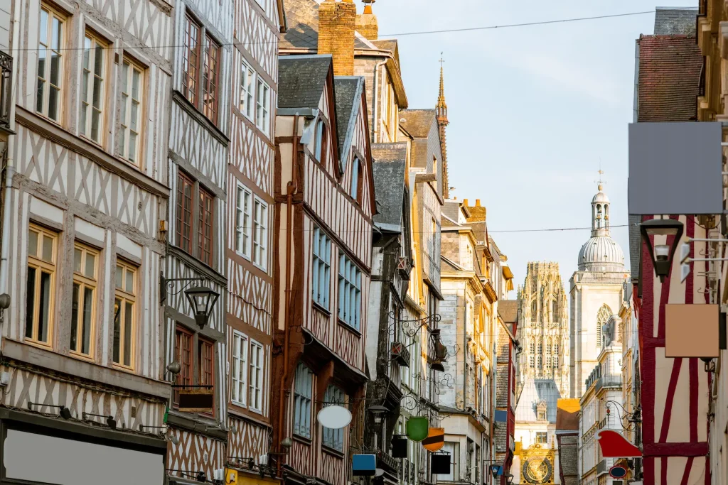 Foto de una de las calles de Rouen, una de las ciudades cerca de París que más vale la pena conocer.