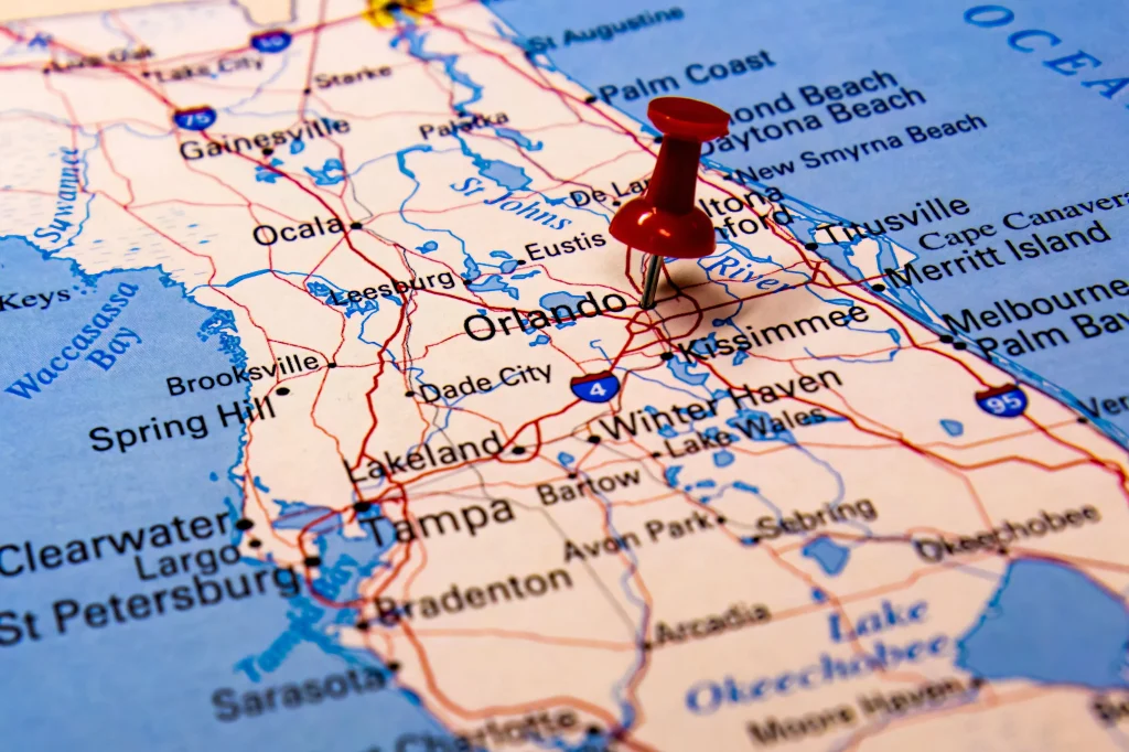 Foto de um mapa onde um alfinete aponta para a palavra "Orlando", região da Flórida nos Estados Unidos.