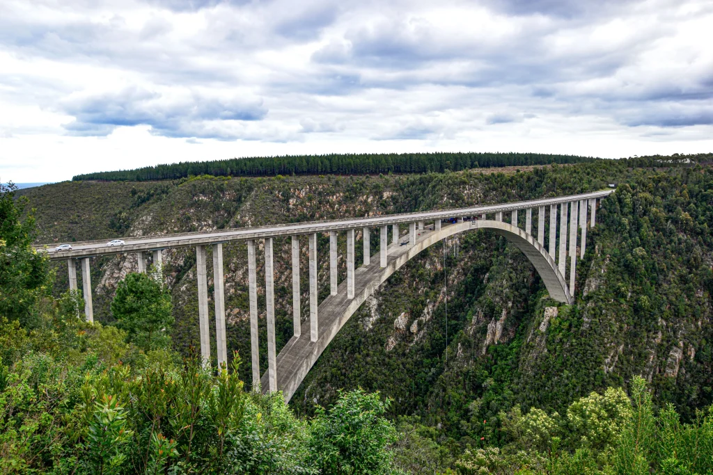 Uma ponte na região de Tsitsikamma da Rota dos Jardins