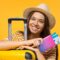 Jovem viajante estudante feliz segurando passaporte com passagens aéreas e mala