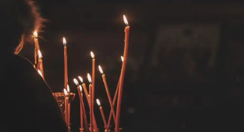 fundo escuro com velas acessas