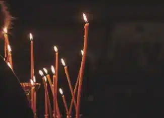 fundo escuro com velas acessas
