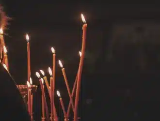 fundo escuro com velas acessas