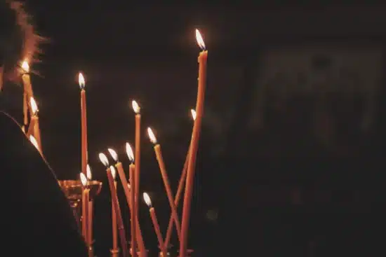 fundo escuro com velas acessas