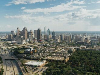cidade de dallas, texas, vista de cima, com vários prédios e avenidas