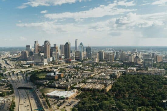 cidade de dallas, texas, vista de cima, com vários prédios e avenidas