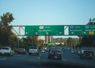 auto estrada nos eua com placas de sinalização e carros